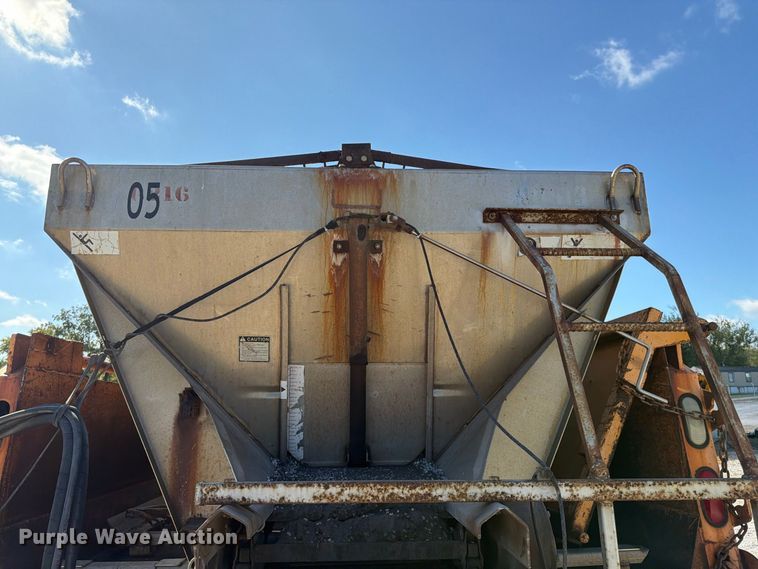 image for item FG0796 2000 International 4900 dump truck