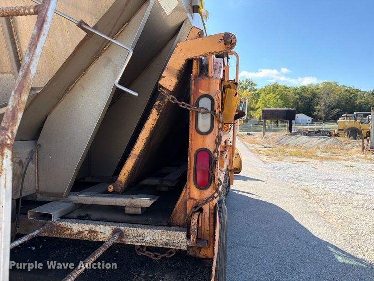 image for item FG0796 2000 International 4900 dump truck