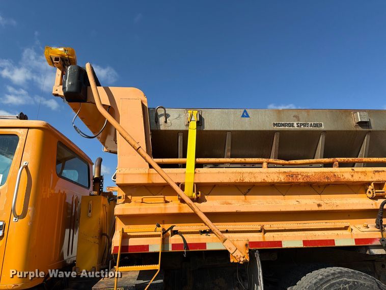 image for item FG0796 2000 International 4900 dump truck