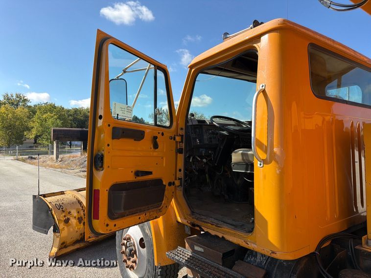 image for item FG0796 2000 International 4900 dump truck