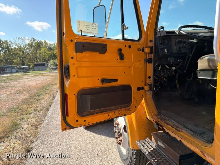 image for item FG0796 2000 International 4900 dump truck