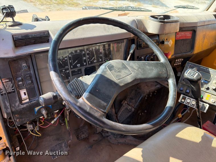 image for item FG0796 2000 International 4900 dump truck