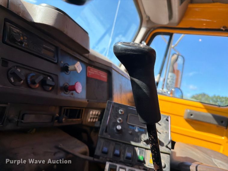 image for item FG0796 2000 International 4900 dump truck