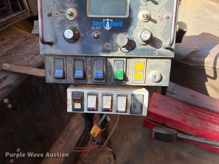 image for item FG0796 2000 International 4900 dump truck