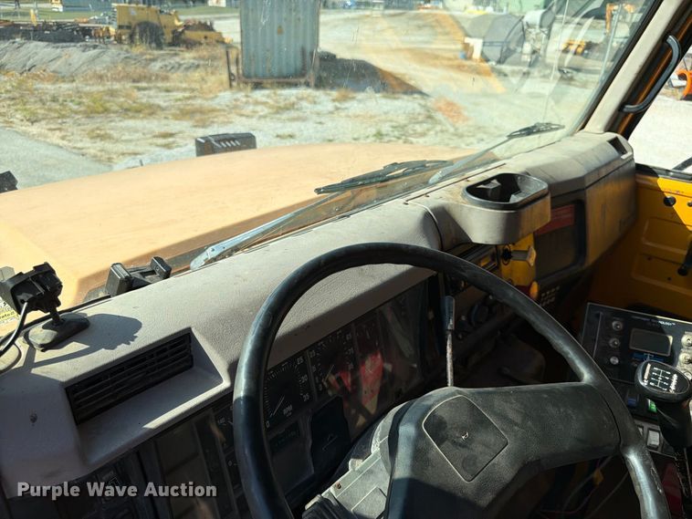 image for item FG0796 2000 International 4900 dump truck