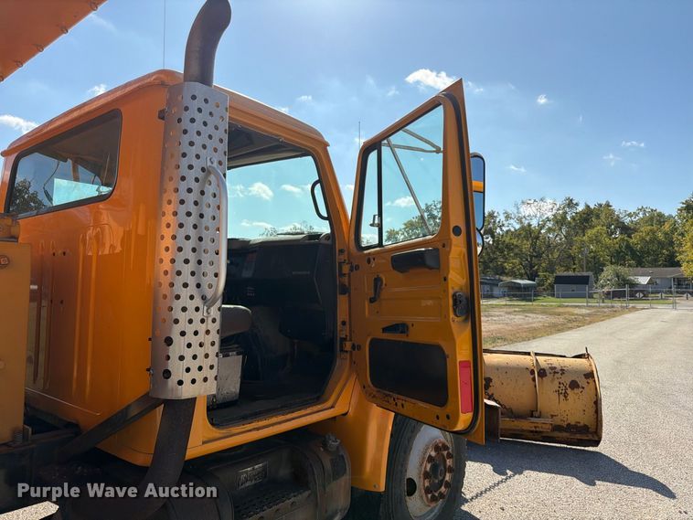 image for item FG0796 2000 International 4900 dump truck