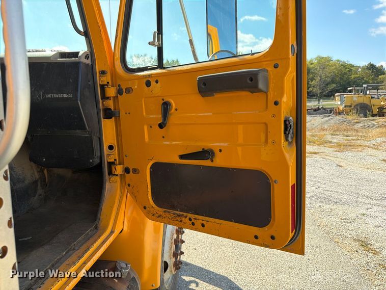 image for item FG0796 2000 International 4900 dump truck