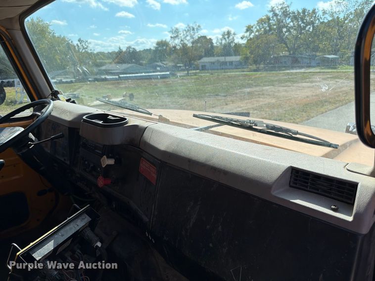 image for item FG0796 2000 International 4900 dump truck