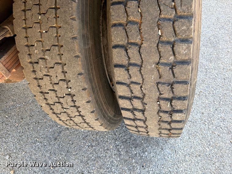 image for item FG0796 2000 International 4900 dump truck
