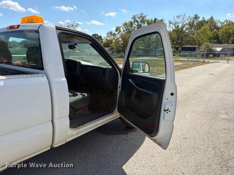 image for item FG0797 2003 GMC Sierra 1500 pickup truck