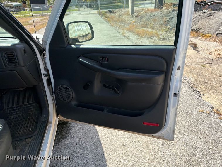 image for item FG0797 2003 GMC Sierra 1500 pickup truck