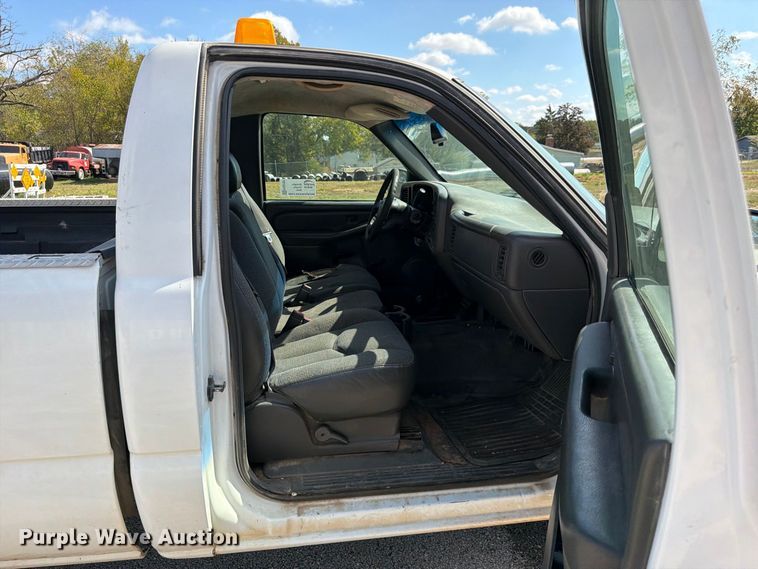image for item FG0797 2003 GMC Sierra 1500 pickup truck
