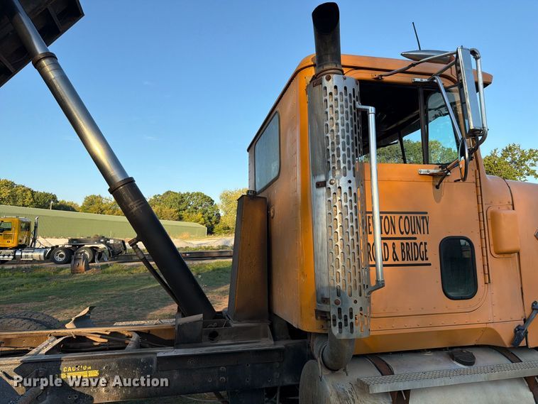 image for item FG0798 1989 International 9300 dump truck