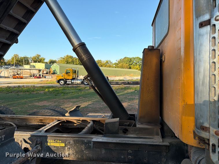 image for item FG0798 1989 International 9300 dump truck