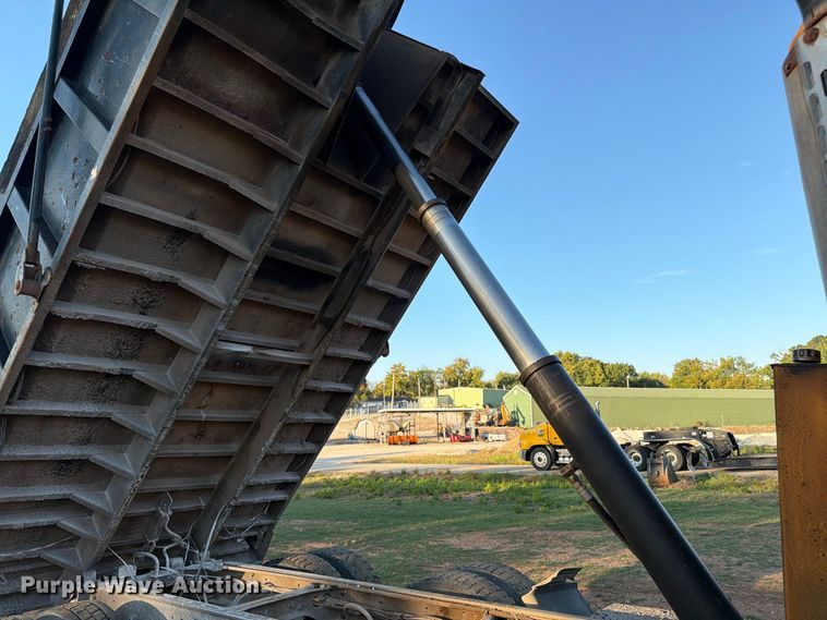 image for item FG0798 1989 International 9300 dump truck