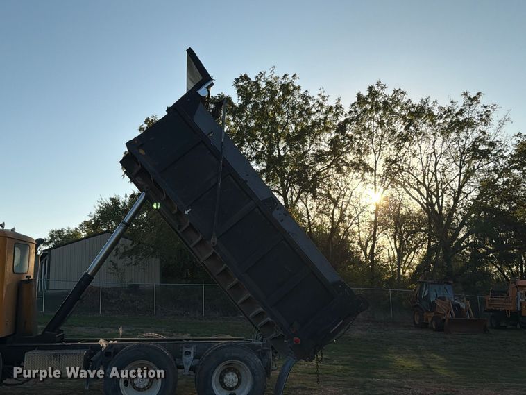 image for item FG0798 1989 International 9300 dump truck