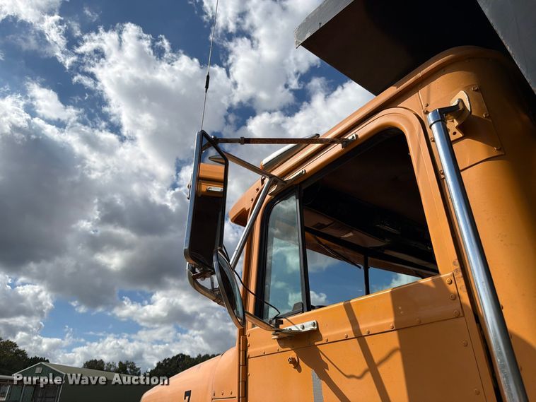 image for item FG0798 1989 International 9300 dump truck