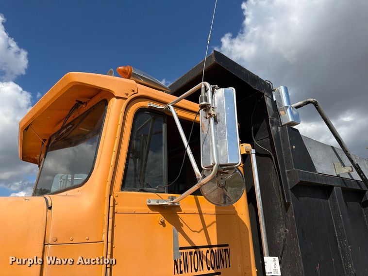 image for item FG0798 1989 International 9300 dump truck