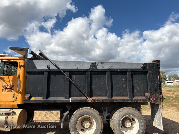 image for item FG0798 1989 International 9300 dump truck