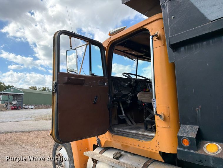 image for item FG0798 1989 International 9300 dump truck
