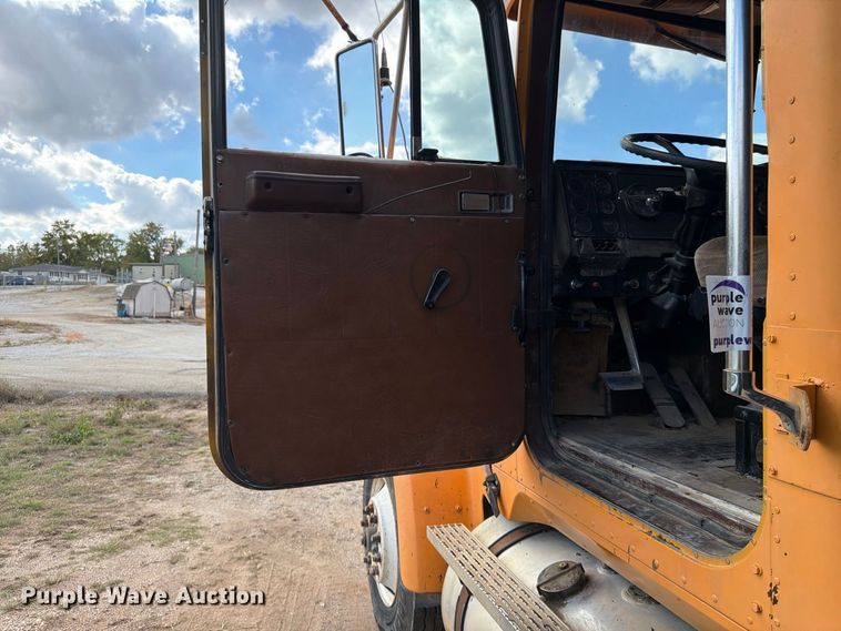 image for item FG0798 1989 International 9300 dump truck