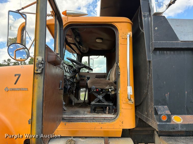 image for item FG0798 1989 International 9300 dump truck