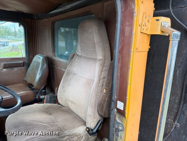 image for item FG0798 1989 International 9300 dump truck