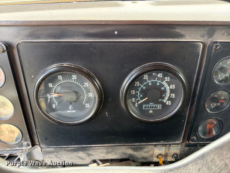image for item FG0798 1989 International 9300 dump truck