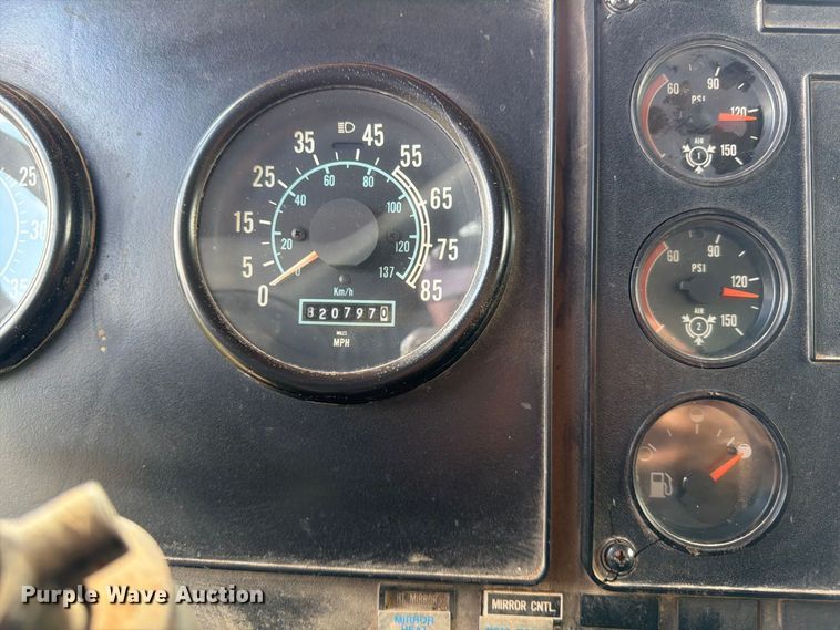 image for item FG0798 1989 International 9300 dump truck