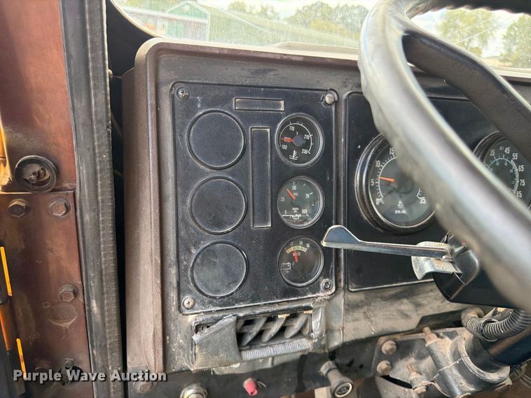 image for item FG0798 1989 International 9300 dump truck