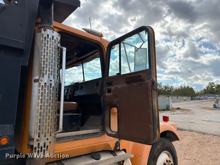 image for item FG0798 1989 International 9300 dump truck