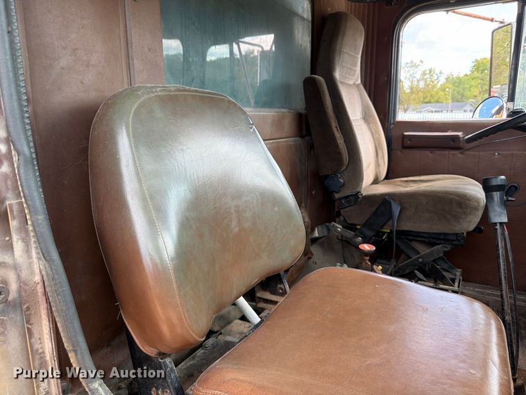 image for item FG0798 1989 International 9300 dump truck