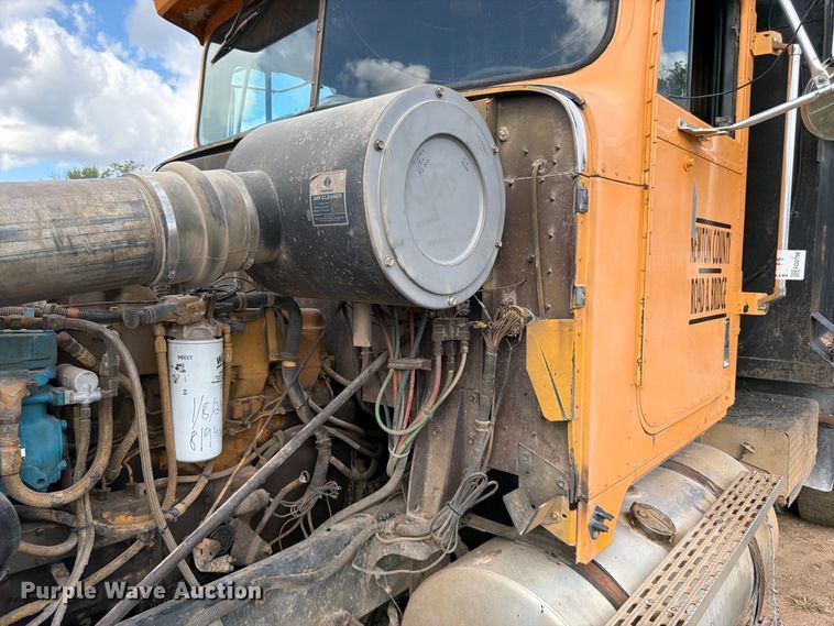 image for item FG0798 1989 International 9300 dump truck