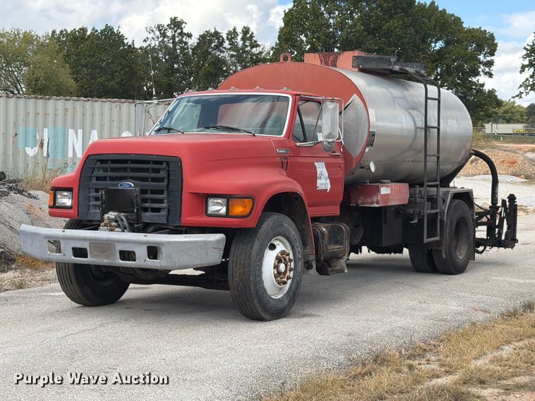 image for item FG0799 1996 Ford F800 oil distributor truck