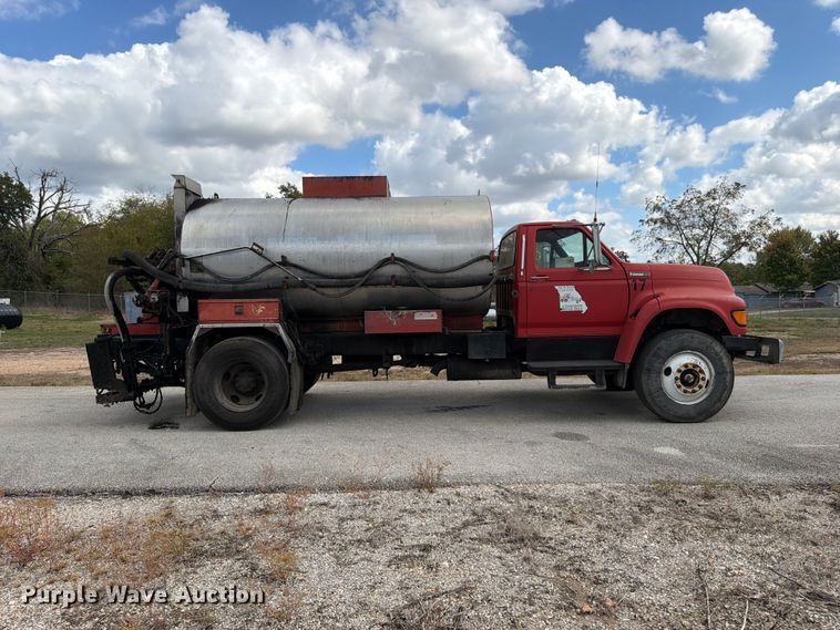 image for item FG0799 1996 Ford F800 oil distributor truck