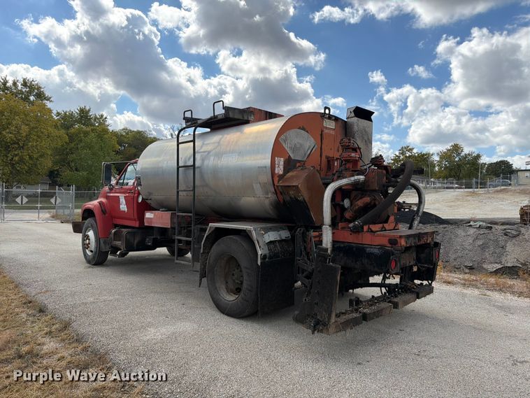 image for item FG0799 1996 Ford F800 oil distributor truck