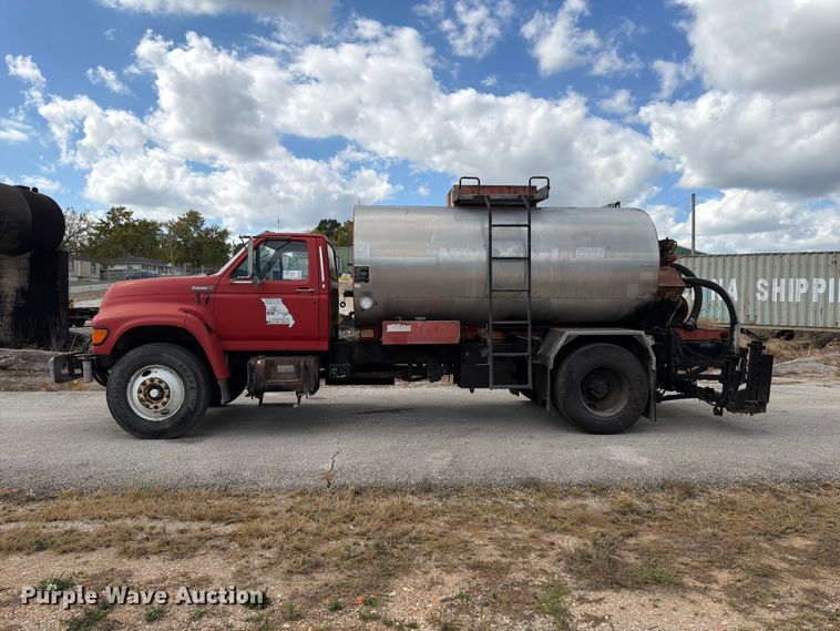 image for item FG0799 1996 Ford F800 oil distributor truck