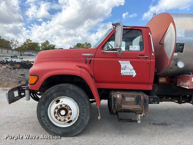 image for item FG0799 1996 Ford F800 oil distributor truck