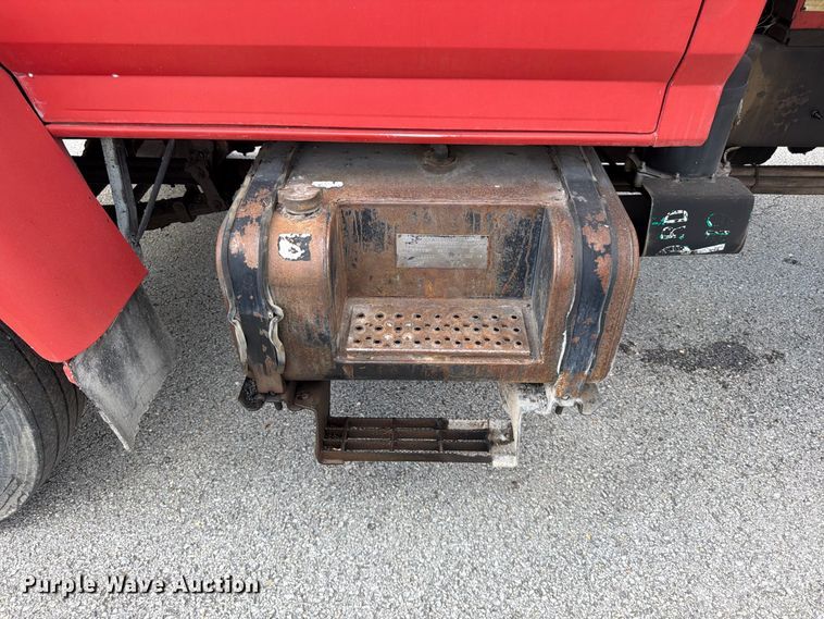 image for item FG0799 1996 Ford F800 oil distributor truck