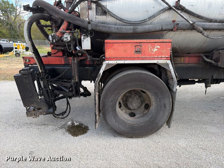 image for item FG0799 1996 Ford F800 oil distributor truck