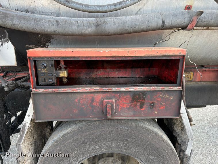 image for item FG0799 1996 Ford F800 oil distributor truck