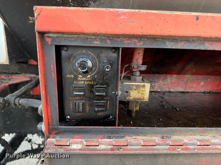 image for item FG0799 1996 Ford F800 oil distributor truck