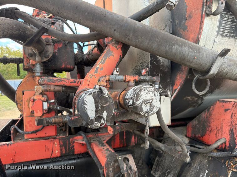 image for item FG0799 1996 Ford F800 oil distributor truck
