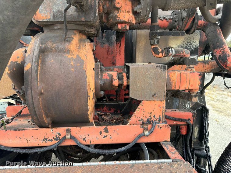 image for item FG0799 1996 Ford F800 oil distributor truck