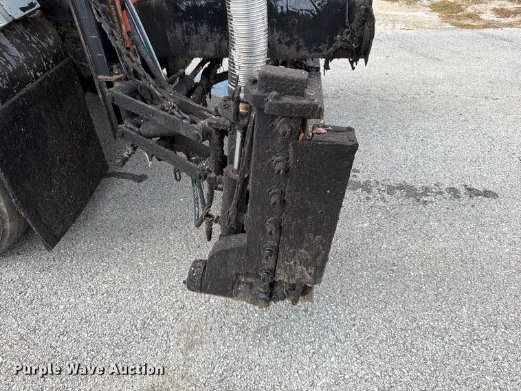 image for item FG0799 1996 Ford F800 oil distributor truck