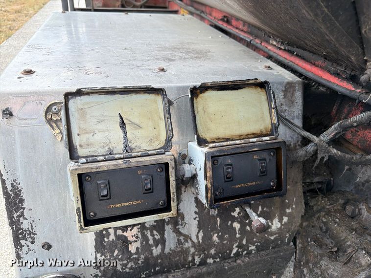 image for item FG0799 1996 Ford F800 oil distributor truck
