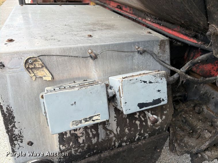 image for item FG0799 1996 Ford F800 oil distributor truck