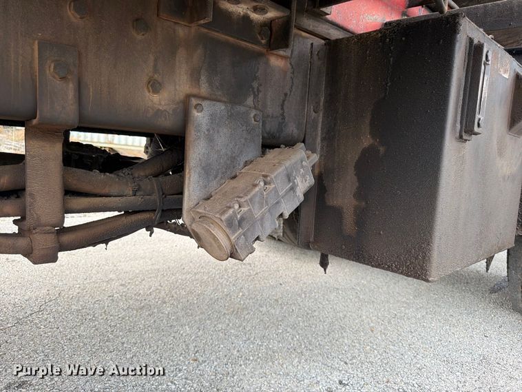 image for item FG0799 1996 Ford F800 oil distributor truck