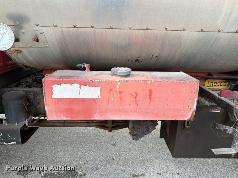 image for item FG0799 1996 Ford F800 oil distributor truck