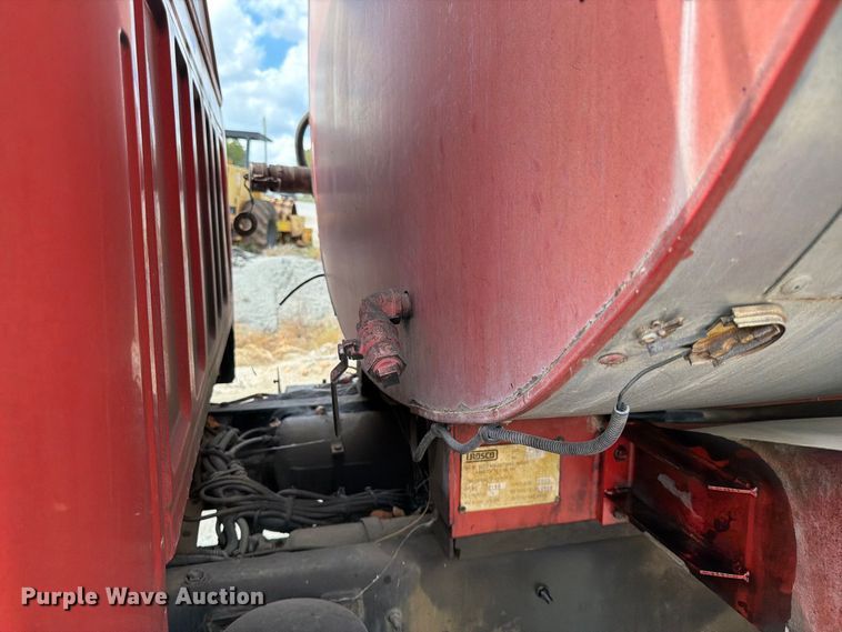 image for item FG0799 1996 Ford F800 oil distributor truck